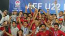 Para pemain Timnas Indonesia merayakan gelar juara Piala AFF U-22 2019 setelah mengalahkan Thailand pada laga final di Stadion National Olympic, Phnom Penh, Selasa (26/2). Indonesia menang 2-1 atas Thailand. (Bola.com/Zulfirdaus Harahap)