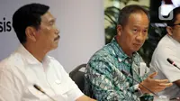 Menteri Perindustrian Agus Gumiwang Kartasasmita (tengah) bersama Menteri Koordinator Bidang Kemaritiman dan Investasi Luhut Binsar Pandjaitan (kiri) saat menggelar konferensi pers di Jakarta, Senin (6/3/2023). Keterangan pers tersebut terkait pemerintah akan mengucurkan insentif Kendaraan Bermotor Listrik Berbasis Baterai (KBLBB) pada 20 Maret 2023. (Liputan6.com/Johan Tallo)