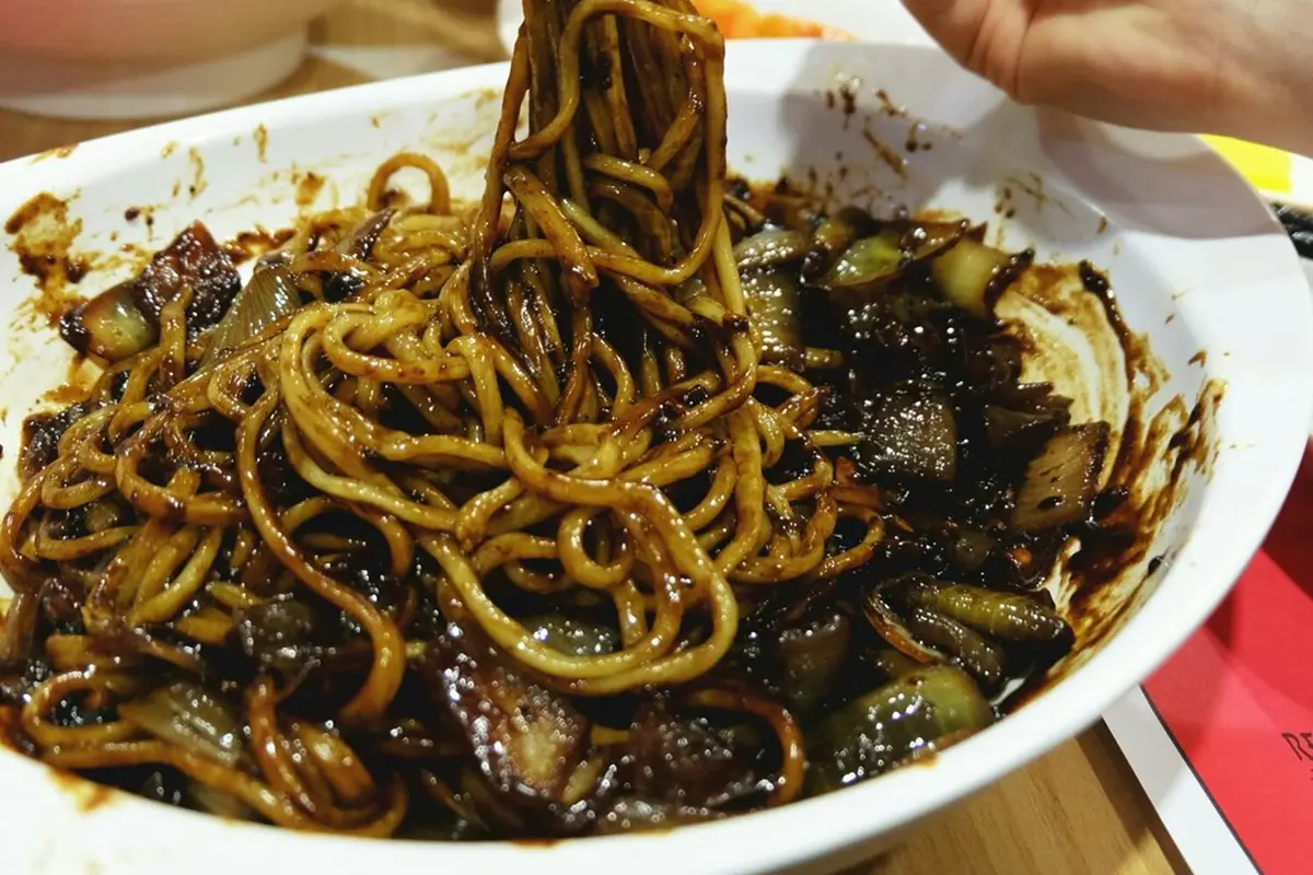 [Bintang] Makan Jajangmyeon, Aksi Cowok Ini Kok Bikin Lapar Ya
