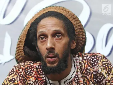 Musisi reggae Julian Marley memberi keterangan saat jumpa pers Jakarta Peace Concert 2017 di Jakarta, Rabu (15/11). Putra dari musisi reggae legendaris Bob Marley, Julian Marley akan tampil di Jakarta Peace Concert 2017. (Liputan6.com/Herman Zakharia)