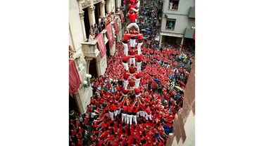 Castellers Colla Vella dels Xiquets de Valls membentuk menara manusia di Spanyol, Selasa (24/6/14) waktu setempat. (REUTERS/Albert Gea)