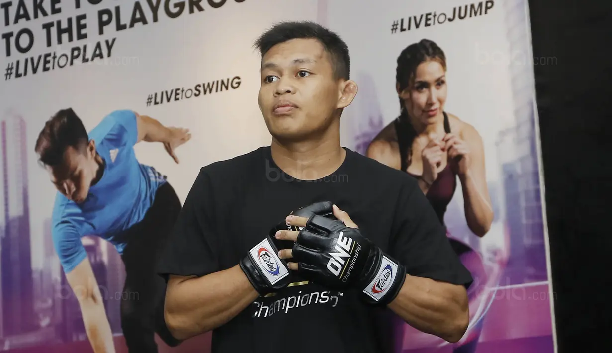 Petarung Indonesia, Adrian Matheis, saat menggelar latihan terbuka jelang laga One Championship di Senayan, Jakarta, Kamis (14/07/2017). Pertarungan tersebut akan berlangsung di JCC, Jakarta, Sabtu (16/9/2017). (Bola.com/M Iqbal Ichsan)