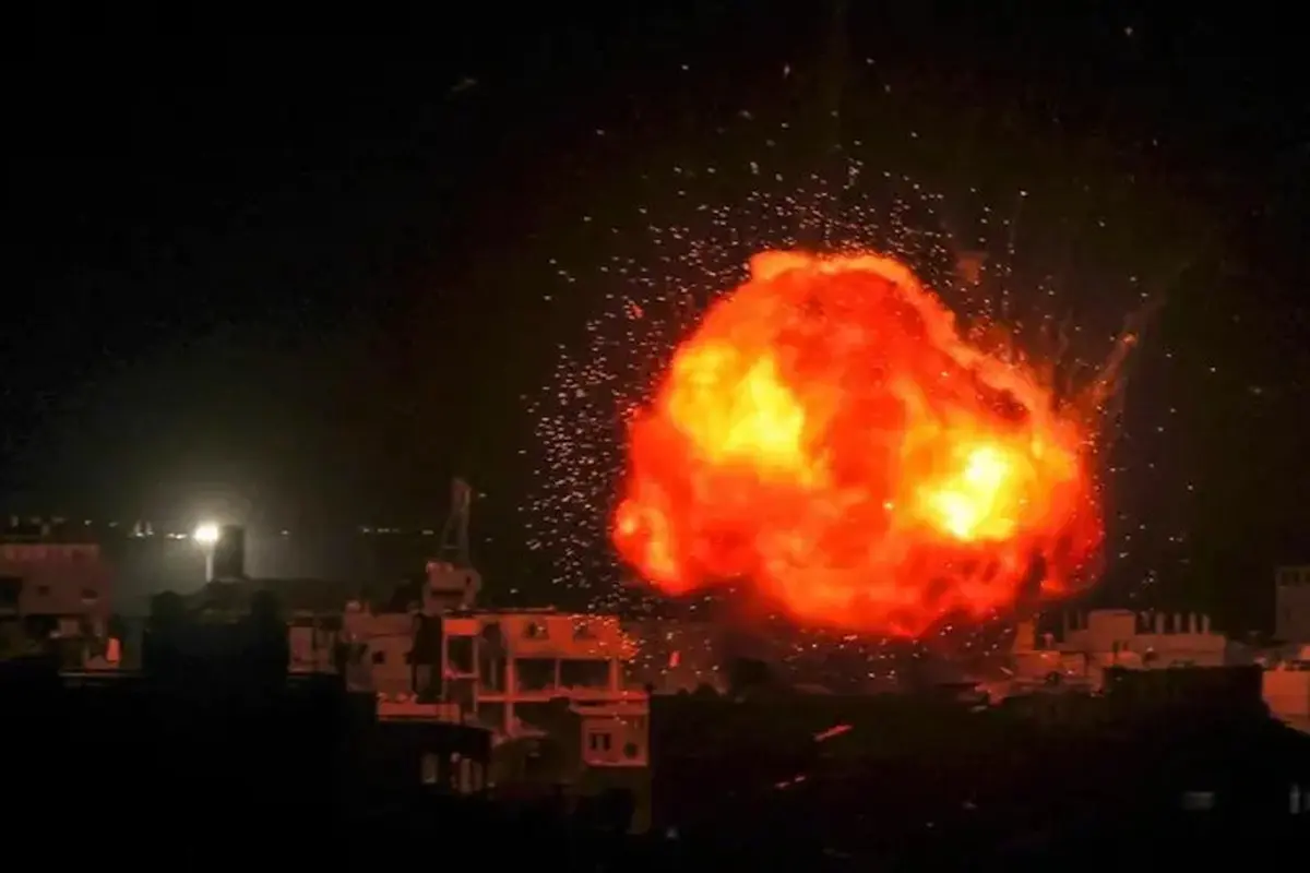 Bola api meletus selama pemboman Israel di Rafah, di Jalur Gaza selatan, pada 26 Maret 2024. (AFP)