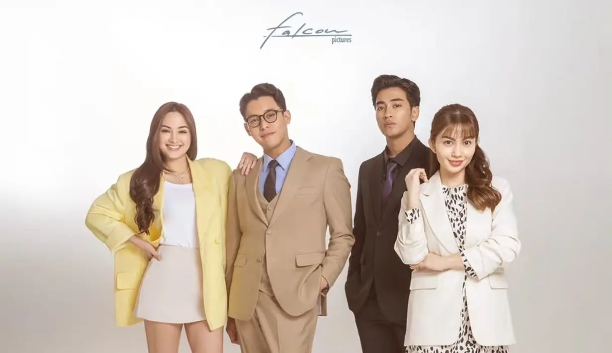 Dalam poster Business Proposal, Ariel Tatum tampil dengan gaun perak berpayet yang menambah kesan glamor. Rambutnya yang lurus dengan poni lembut membingkai wajah cantiknya dengan sempurna. Senyumnya yang hangat semakin memperkuat daya tarik visual karakter Shin Ha-ri. (Liputan6.com/IG/@falconpictures_)