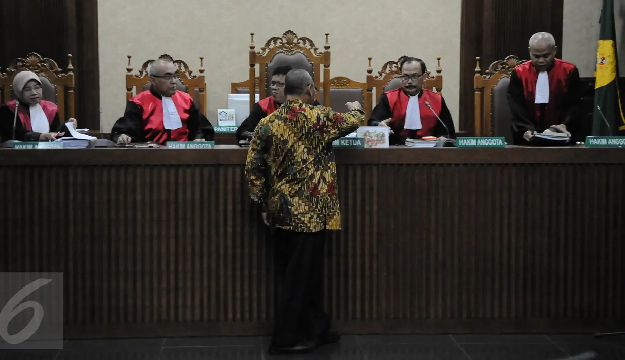 Doddy Aryanto Supeno bersalaman dengan Majelis Hakim usai pembacaan putusan di Pengadilan Tipikor Jakarta, Rabu (14/9). Sebagaimana diketahui, Doddy didakwa menyuap Panitera PN Jakarta Pusat Edy Nasution sebesar Rp150 juta. (Liputan6.com/Faizal Fanani)