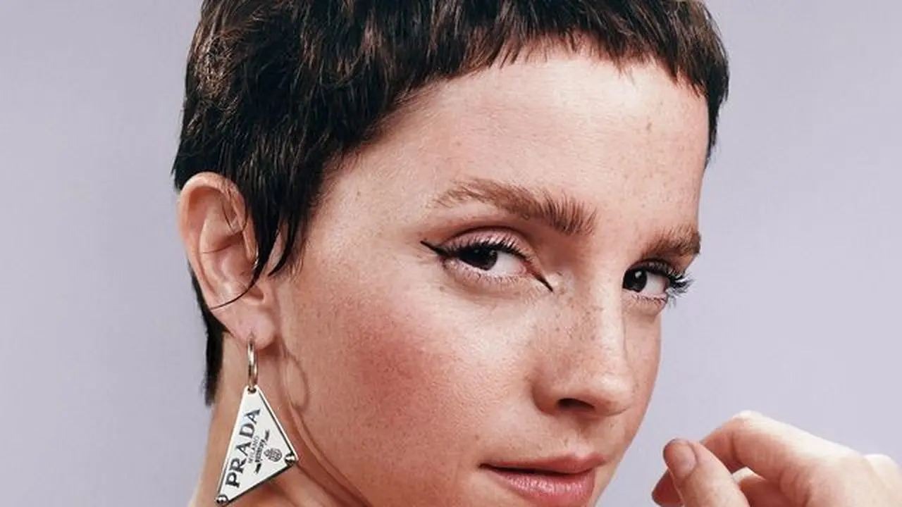 Emma Watson Tampil dengan Rambut Pixie di Parfum Prada yang Bisa Diisi Ulang