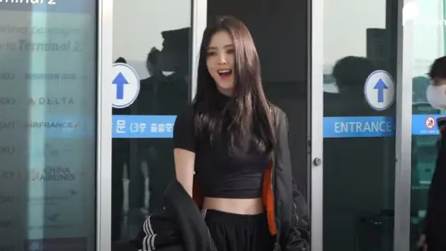 Han So Hee (Foto: YouTube/PICKCON / 픽콘)