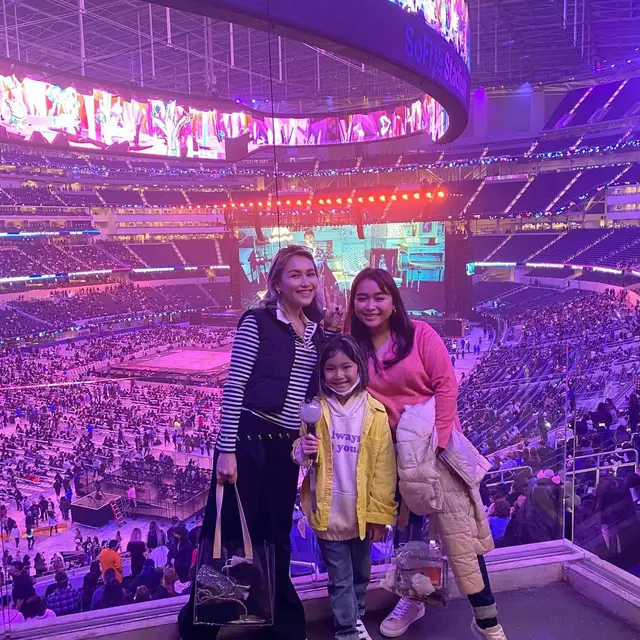 7 Momen Ayu Ting Ting dan Bilqis Nonton Konser BTS di Los Angeles, Seru Banget