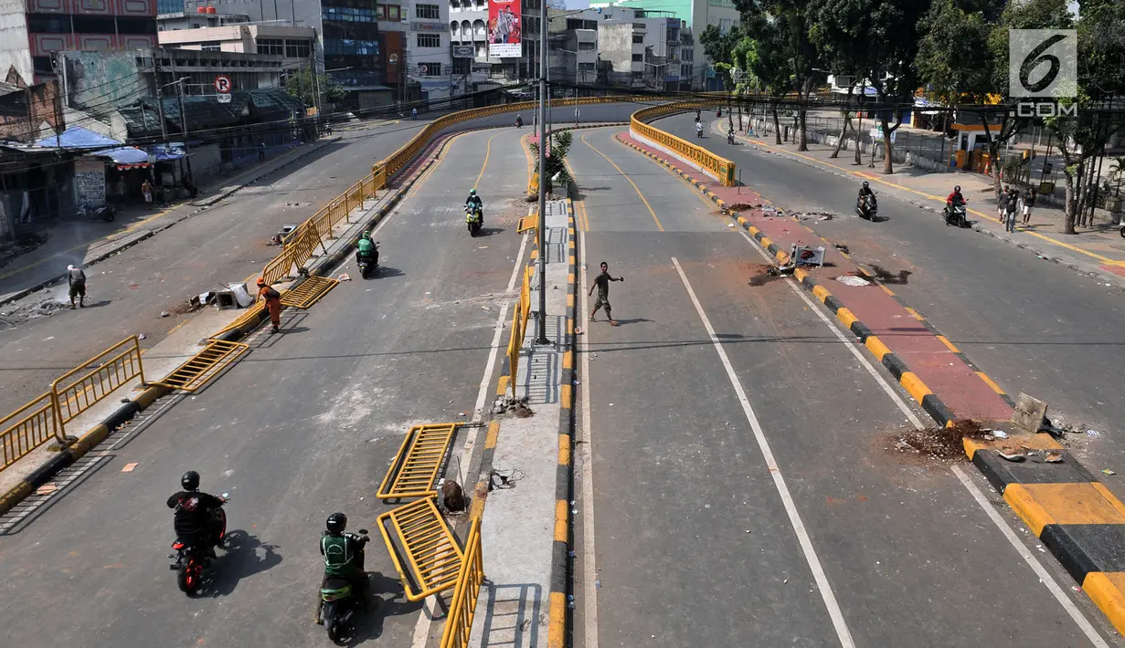 Sejumlah pagar pembatas jalan rusak setelah kerusuhan di kawasan Pasar Tanah Abang, Jakarta, Rabu (22/5/2019). Dampak kericuhan di sekitar Pasar Tanah Abang yang berlangsung sejak dini hari, aktivitas perdagangan di kawasan tersebut lumpuh total. (merdeka.com/Iqbal S Nugroho)