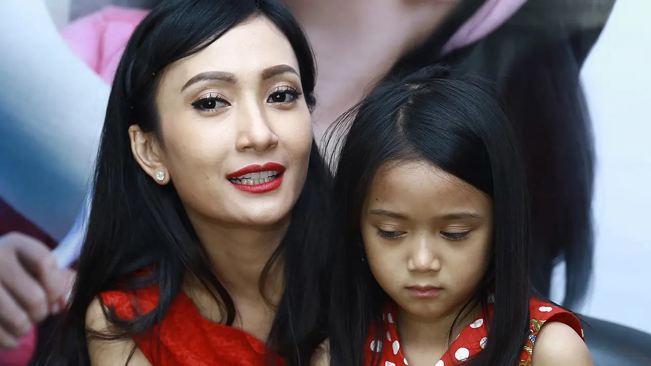 [Bintang] Artika Sari Devi dan anak