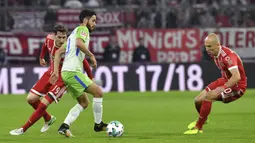 Gelandang VfL Wolfsburg, Yunus Mall, berusaha melewati striker Bayern Munchen, Arjen Robben, pada laga Bundesliga, di Stadion Allianz, Kamis (22/9/2017). Bayern Munchen ditahan imbang 2-2 oleh VfL Wolfsburg. (AP/Matthias Balk)