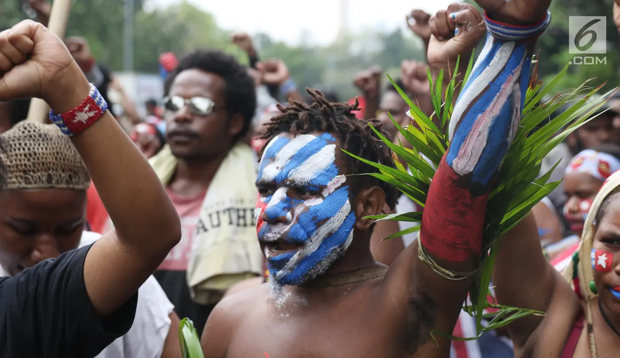 Mahasiswa Papua yang tergabung dalam Aliansi Mahasiswa Anti Rasisme, Kapitalisme, Kolonialisme, dan Militerisme berunjuk rasa di depan Istana Merdeka, Jakarta, Rabu (28/8/2019). Sejumlah mahasiswa terlihat melukis tubuh mereka dengan bendera Bintang Kejora. (Liputan6.com/Angga Yuniar)