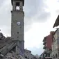 Sebuah bangunan yang runtuh akibat gempa dengan kekuatan 6,2 SR yang menghantam kota Amatrice, Italia tengah, (24/8). Gempa menyebabkan kerusakan besar dan getarannya membuat panik penduduk yang sedang tertidur. (REUTERS/Emiliano Grillotti)