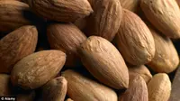 Almond adalah kacang-kacangan kaya nutrisi yang dapat membantu menekan napsu makan dan mengalahkan timbunan lemak