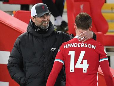 Setelah sempat tertunda, 4 pemain berikut akhirnya menandatangani kontrak mereka sebagai wujud berkelanjutannya kiprah mereka bersama klub yang dibelanya. Sebagai bintang, wajar jika mereka melakukan penawaran yang berakibat tertundanya kesepakatan. (Foto: AFP/Pool/Paul Ellis)