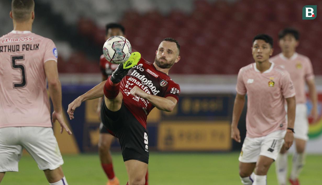Pemain Bali United, Ilija Spasojevic mengontrol bola dalam laga pembukaan BRI Liga 1 2021/2022 antara Bali United melawan Persik Kediri di Stadion Utama Gelora Bung Karno, Jumat (27/8/2021). (Foto: Bola.com/Ikhwan Yanuar)
