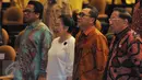 Presiden ke-5 RI Megawati Soekarnoputri didampingi Ketua MPR Zulkifli Hasan (kedua kanan) dan Wakil Ketua MPR Oesman Sapta Odang menghadiri seminar nasional kebangsaan di Kompleks Parlemen, Senayan, Jakarta, Selasa (18/8). (Liputan6.com/Herman Zakharia)