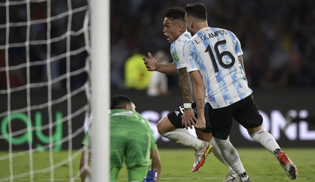 Pada menit ke-29, Argentina berhasil unggul. Keran gol La Albiceleste dicetak oleh Lautaro Martinez usai menerima umpan silang dari Marcos Acuna. (AFP/Juan Mabromata)