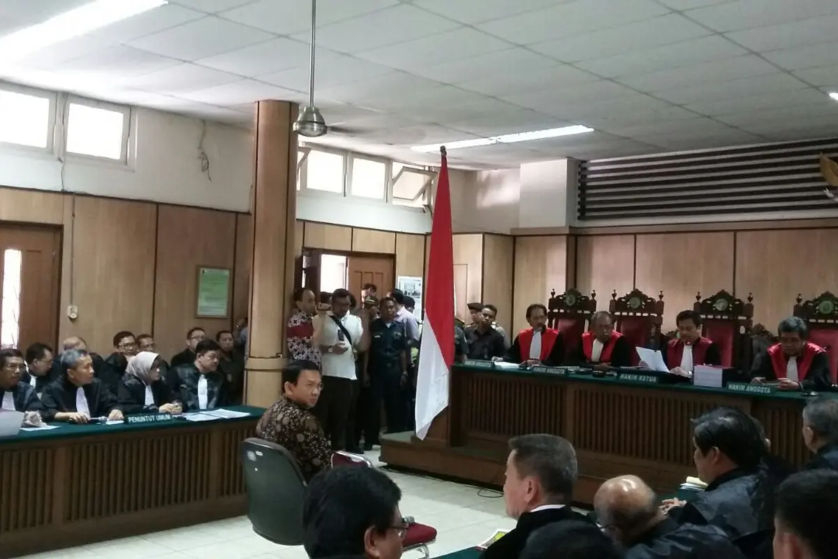 Senyum Ahok Awali Persidangan