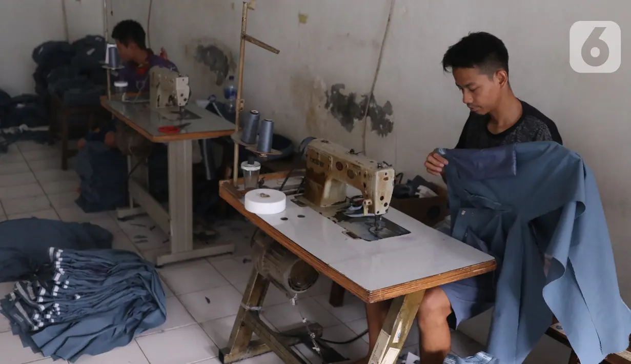 Para pekerja menyelesaikan pembuatan seragam sekolah di usaha konveksi skala rumah tangga Kebayoran Lama, Jakarta, Kamis (9/7/2020). Pandemi virus corona COVID-19 berdampak pada sepinya pesanan pembuatan seragam sekolah. (Liputan6.com/Angga Yuniar)