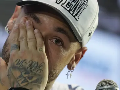 Neymar menyeka matanya saat konferensi pers pengenalan pemain baru Santos di Vila Belmiro, Sao Paulo, Brasil, Sabtu (01/02/2025) WIB. (AP Photo/Andre Penner)