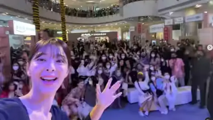 Aktris Seol In Ah saat bertemu dengan penggamrnya di Jakarta. (Foto: Instagram/_seorina)