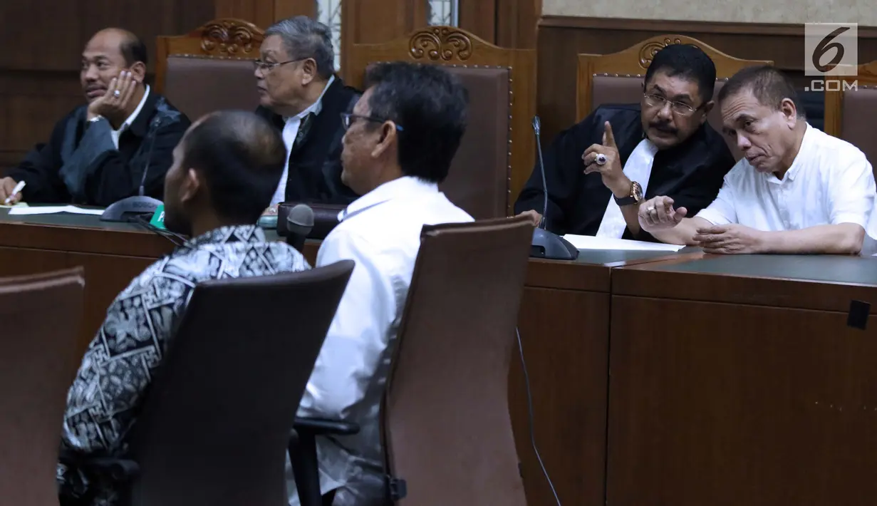 Gubernur Aceh nonaktif, Irwandi Yusuf (kanan) jelang sidang lanjutan dugaan suap Dana Otonomi Khusus Aceh 2018 dan penerimaan gratifikasi proyek pembangunan Dermaga Sabang di Pengadilan Tipikor, Jakarta, Senin (4/3). (Liputan6.com/Helmi Fithriansyah)