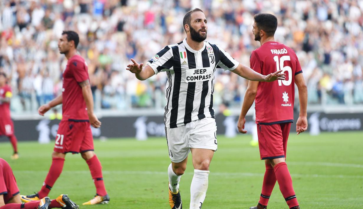 Selebrasi pemain Juventus, Gonzalo Higuain usai mencetak gol ke gawang Cagliari pada laga Serie A di  Turin, (19/8/2017). Juventus menang 3-0. (Alessandro Di Marco/ANSA via AP)