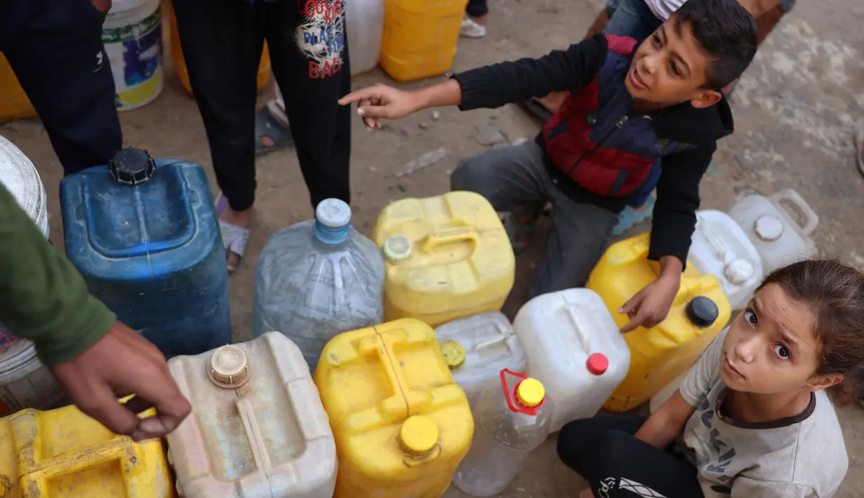 <p>Kementerian Kesehatan Gaza juga telah menyoroti munculnya sejumlah penyakit endemik akibat fasilitas air bersih yang rusak. (BASHAR TALEB/AFP)</p>