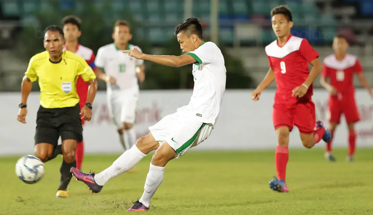 Gelandang Timnas Indonesia U-19, Feby Eka Putra, melepaskan tendangan saat melawan Filipina U-19 pada laga Piala AFF U-18 di Stadion Thuwunna, Myanmar, Kamis (7/9/2017). Feby Eka Putra telah mencetak 3 gol. (Liputan6.com/Yoppy Renato)
