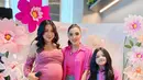 Ashanty hadir bersama sang putri tercinta mengenakan top dan kemeja berwarna shock pink yang dipadukan dengan wide leg denim. Penampilannya dipermanis dengan sling bag nuansa warna senada. [@ashanty_ash].