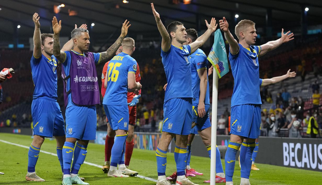 Skor 1-2 pada pertandingan babak 16 besar Euro 2020 ini, membawa Ukraina melenggang ke babak Perempatfinal menghadapi Inggris. Patut dinantikan apakah tim kuda hitam Ukraina ini dapat memberi kejutan ke Inggris sebagai tim unggulan di Euro 2020 kali ini. (Foto: AP/Pool/Petr David Josek)