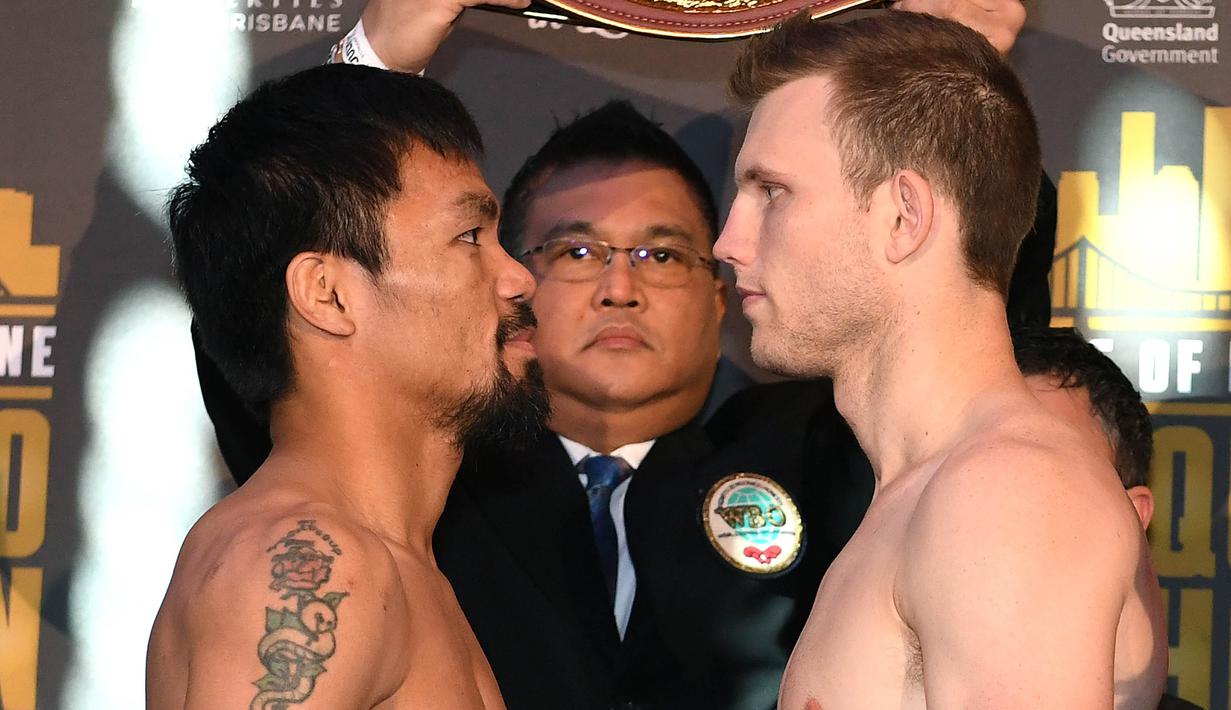 Petinju Manny Pacquiao, bersama penantangnya, Jeff Horn usai melakukan penimbangan berat badan di Brisbane, Australia, (1/7/ 2017). Keduanya akan bertarung memperebutkan sabuk juara kelas welter versi WBO. (EPA/Dave Hunt)