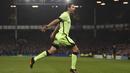 Pemain Manchester City, Jesus Navas merayakan gol ke gawang Everton pada leg pertama semi-final Piala Liga Inggris di Stadion Goodison Park, Liverpool, Rabu (6/01/2016). (AFP Photo/Paul Ellis)