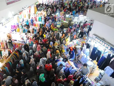 Masyarakat memadati pasar Tanah Abang, Jakarta, Minggu (26/5/2019). Jelang lebaran masyarakat mulai memadati pusat perbelanjaan untuk membeli kebutuhan saat Hari Raya Idul Fitri. (Liputan6.com/Angga Yuniar)