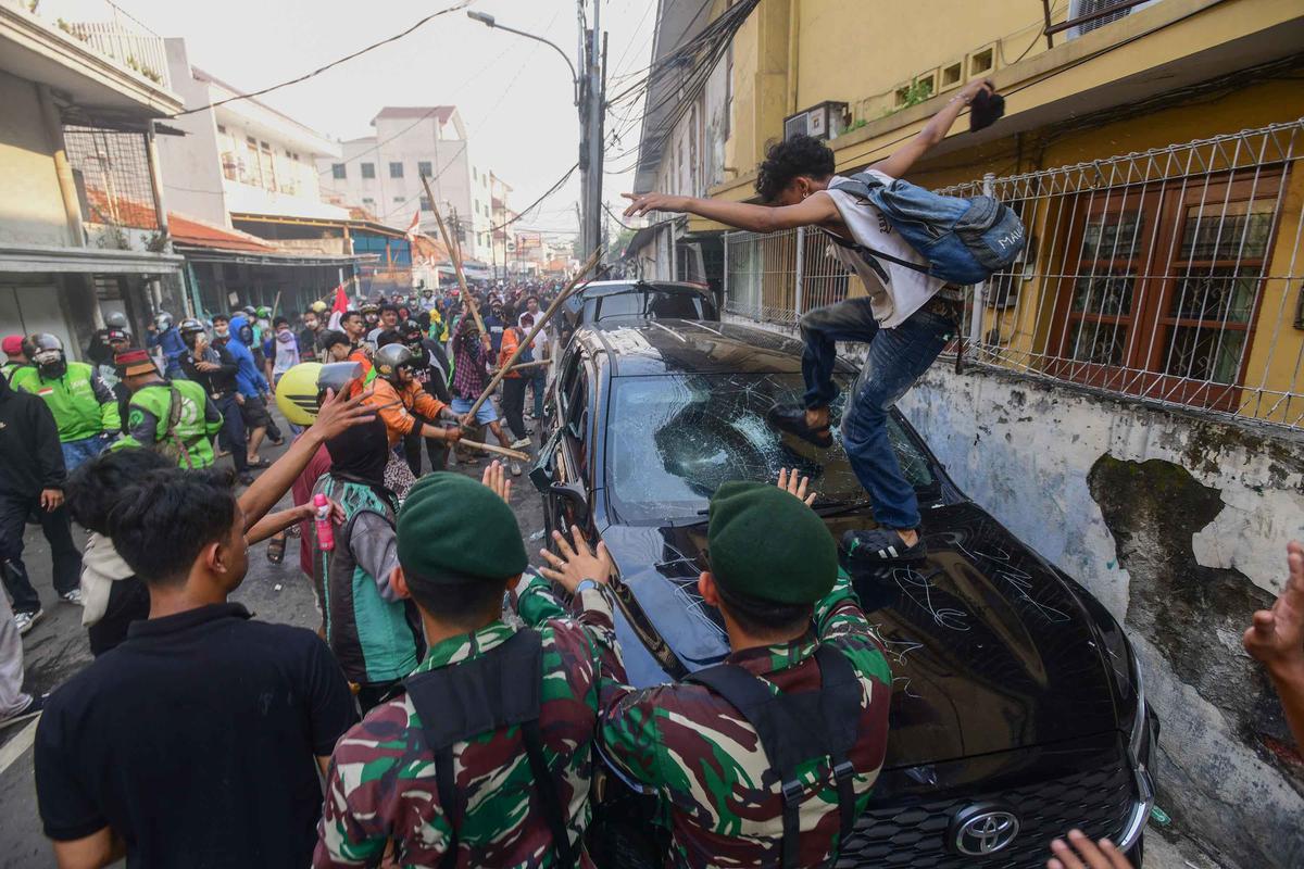 FOTO: Demo Ricuh di Kwitang Usai Kematian Driver Ojol Tertabrak Rantis Brimob