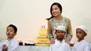 Nikita Willy berpose bersama sejumlah anak saat perayaan ulang tahunnya ke-22 di panti asuhan kawasan Bekasi, Rabu (29/6). Tidak seperti tahun-tahun sebelumnya, momen bertambahnya usia itu dirayakan Nikita secara sederhana. (Liputan6.com/Herman Zakharia)