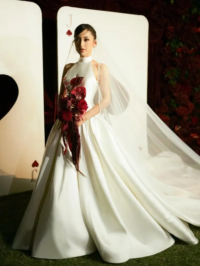 Jennifer Coppen Tampil Modern dengan Gaun Halterneck di Resepsi Pernikahan Bali, Dipadukan Veil 4 Meter yang Dramatis