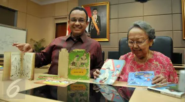 Mendikbud Anies Baswedan dan Kartini Subekti menunjukkan buku peninggalan pencipta boneka Unyil, Pak Raden, di Jakarta, Rabu (23/3). Pihak keluarga ingin meminta bantuan Kemendikbud untuk mengelola aset peninggalan Pak Raden. (Liputan6.com/JohanTallo)