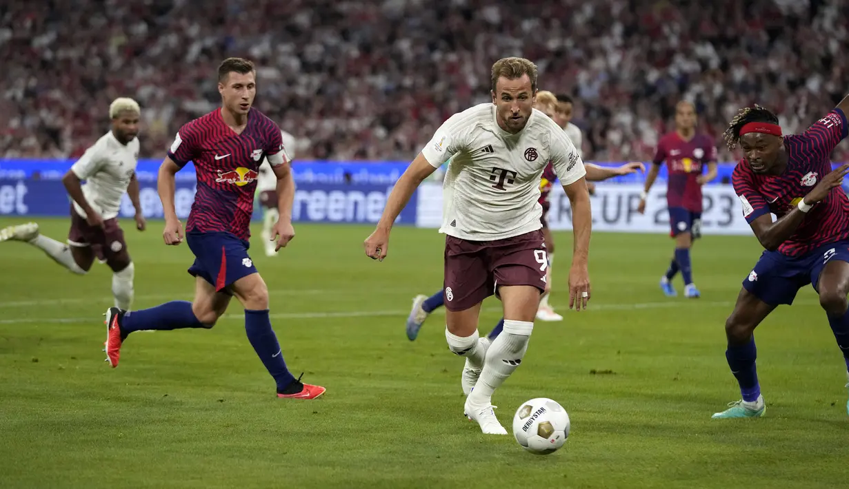 Pemain Bayern Munchen, Harry Kane menggring bola pada laga Piala Super Jerman 2023 melawan RB Leipzig di Allianz Arena, Munchen, Jerman, Minggu (13/08/2023) dini hari WIB. (AP Photo/Matthias Schrader)