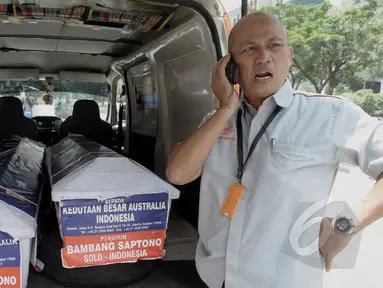 Petugas Kantor Pos mengirimkan dua peti mati ke kantor Kedutaan Besar Australia untuk Indonesia di Rasuna Said, Jakarta, Senin (9/3/2015). Peti mati tersebut kiriman Bambang Saptono asal Solo. (Liputan6.com/Andrian M Tunay)