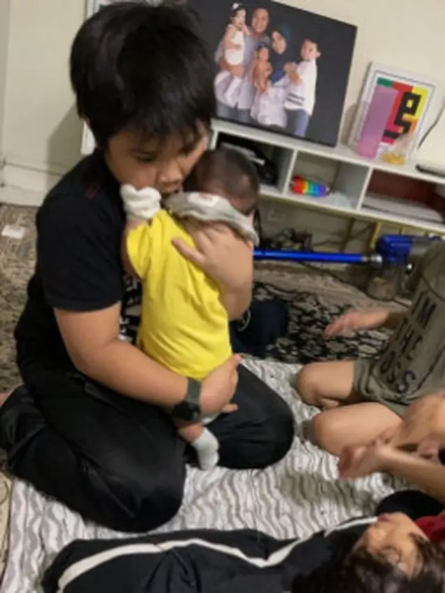 Viral Bocah Berusia 11 Tahun Jago Rawat Adiknya yang Baru Lahir, Banjir Pujian