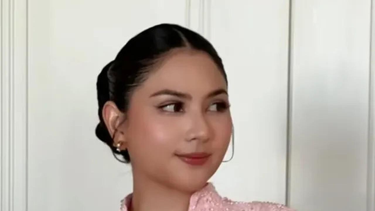 Pesona Jessica Mila Tampil Serba Pink Padukan Kebaya Pink dengan Songket Batak saat Pembaptisan Putrinya