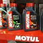 Pelumas sepeda motor Motul. (Yurike/Liputan6.com)