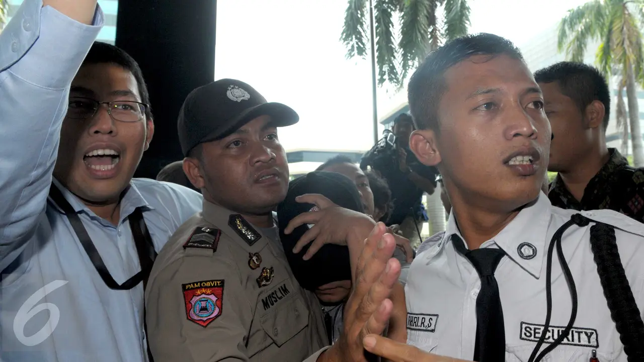 20160524-Enam Orang Terjaring OTT Bengkulu Akhirnya Tiba di KPK