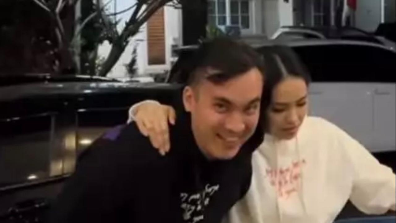 Pasangan ini pun mulai tampil berdua di berbagai acara. Keduanya menjadi bintang tamu podcast Denny Sumargo. Terlihat Rendy yang setia mendampingi istrinya.