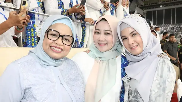 Tampil Berhijab, Ini 7 Potret Annisa Pohan Bareng Ibu-Ibu Pengajian