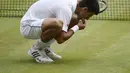 Novak Djokovic mengambil rumput lapangan dan memakannya menjadi ritual baginya bila meraih gelar Wimbledon. (EPA/FACUNDO ARRIZABALAGA)