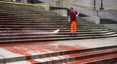 Para pekerja kota Roma membersihkan Spanish Steps setelah para aktivis menyiramkan cat merah di atasnya untuk memprotes kekerasan terhadap perempuan di Roma, Italia, Rabu (26/6/2024). (AP Photo/Andrew Medichini)