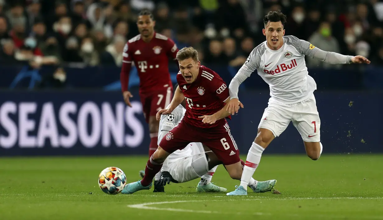 Gelandang Bayern Munchen Joshua Kimmich dan gelandang Red Bull Salzburg Nicolas Capaldo berebut bola dalam leg pertama 16 besar Liga Champions di Red Bull Arena, Kamis dini hari WIB (17/2/2022). Bayern Munchen meraih hasil imbang 1-1 saat bertandang ke markas RB Salzburg. (AP Photo/Alexandra Beier)